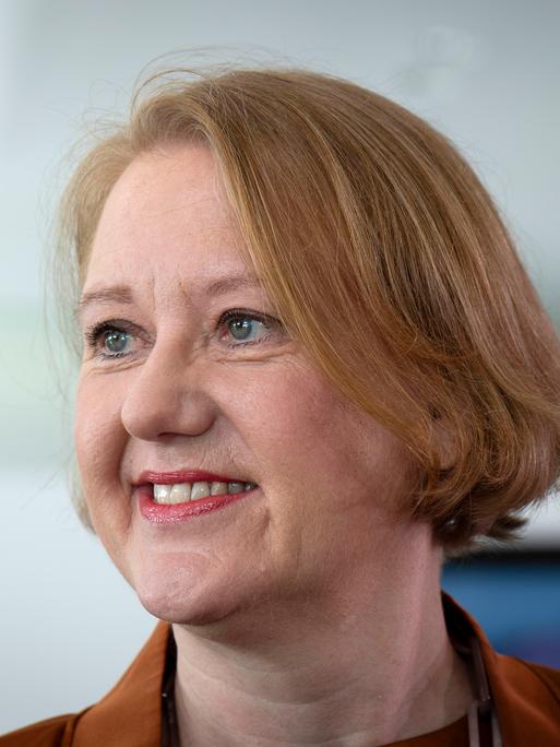 Lisa Paus posiert in Berlin für ein Porträtfoto und lächelt dabei.