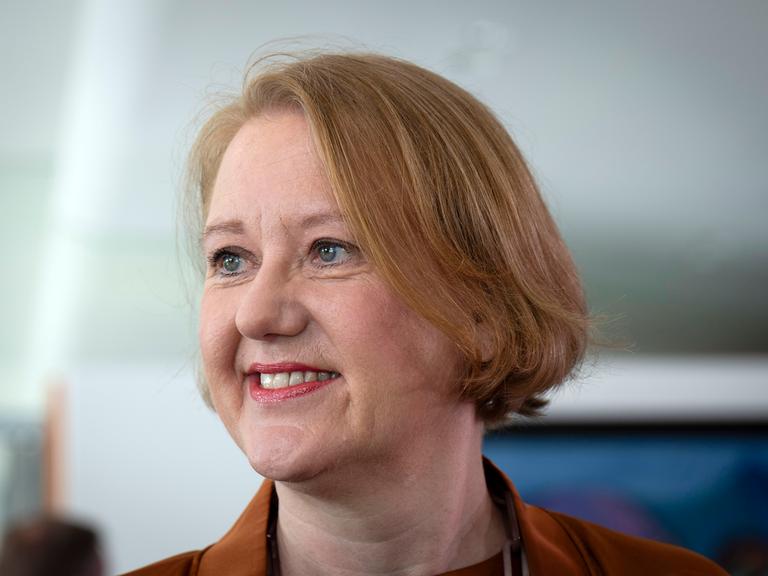 Lisa Paus posiert in Berlin für ein Porträtfoto und lächelt dabei.