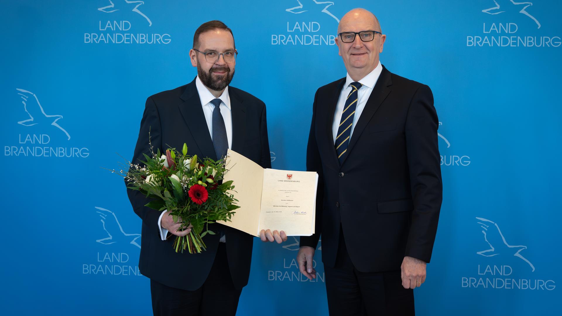 Potsdam: Dietmar Woidke (r, SPD), Ministerpräsident von Brandenburg, ernennt in der Staatskanzlei Gordon Hoffmann (CDU) zum Brandenburger Minister für Bildung, Jugend und Sport.