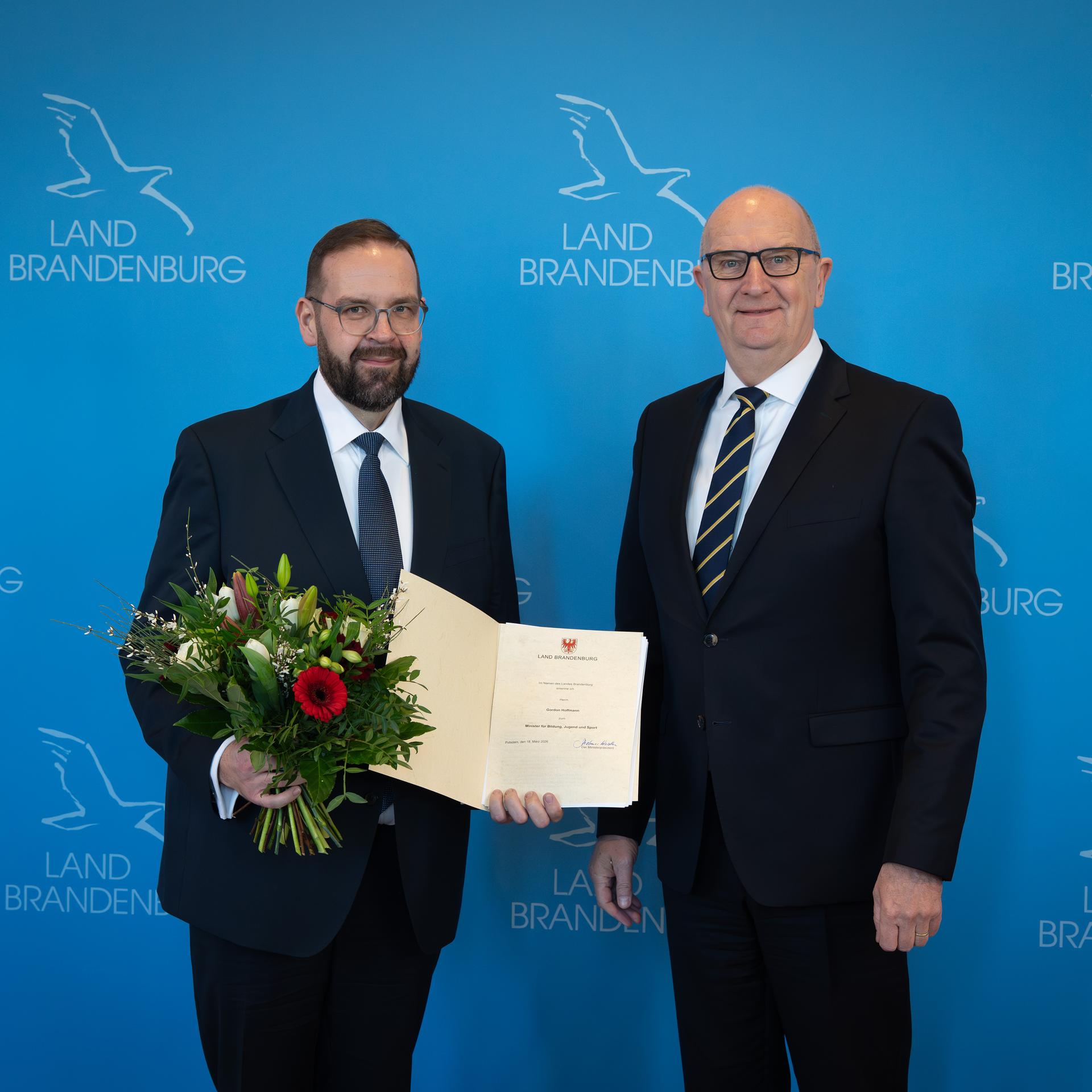 Potsdam: Dietmar Woidke (r, SPD), Ministerpräsident von Brandenburg, ernennt in der Staatskanzlei Gordon Hoffmann (CDU) zum Brandenburger Minister für Bildung, Jugend und Sport.