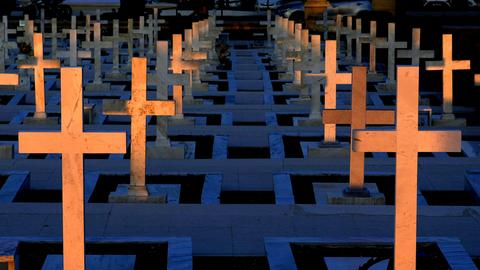 Grabkreuze auf dem Militärfriedhof in der geteilten zyprischen Hauptstadt Nikosia