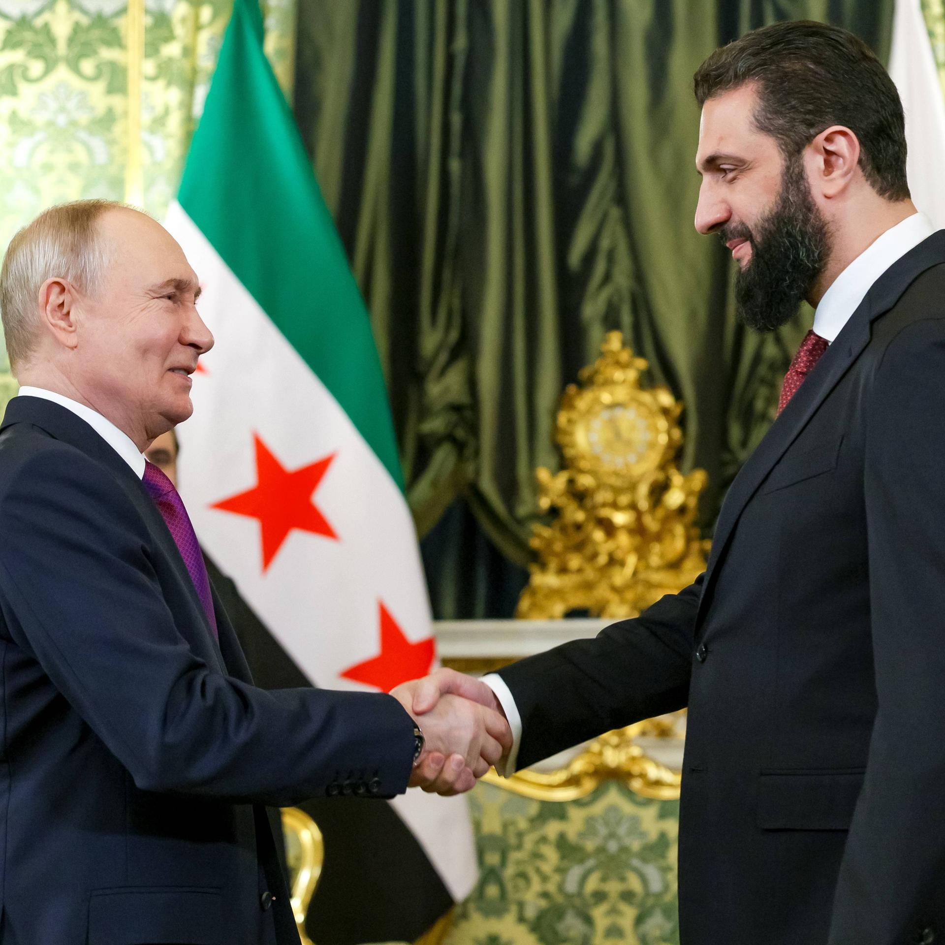 Der russische Präsident Putin und der syrische Übergangspräsident al-Scharaa begrüßen sich mit einem Handschlag.