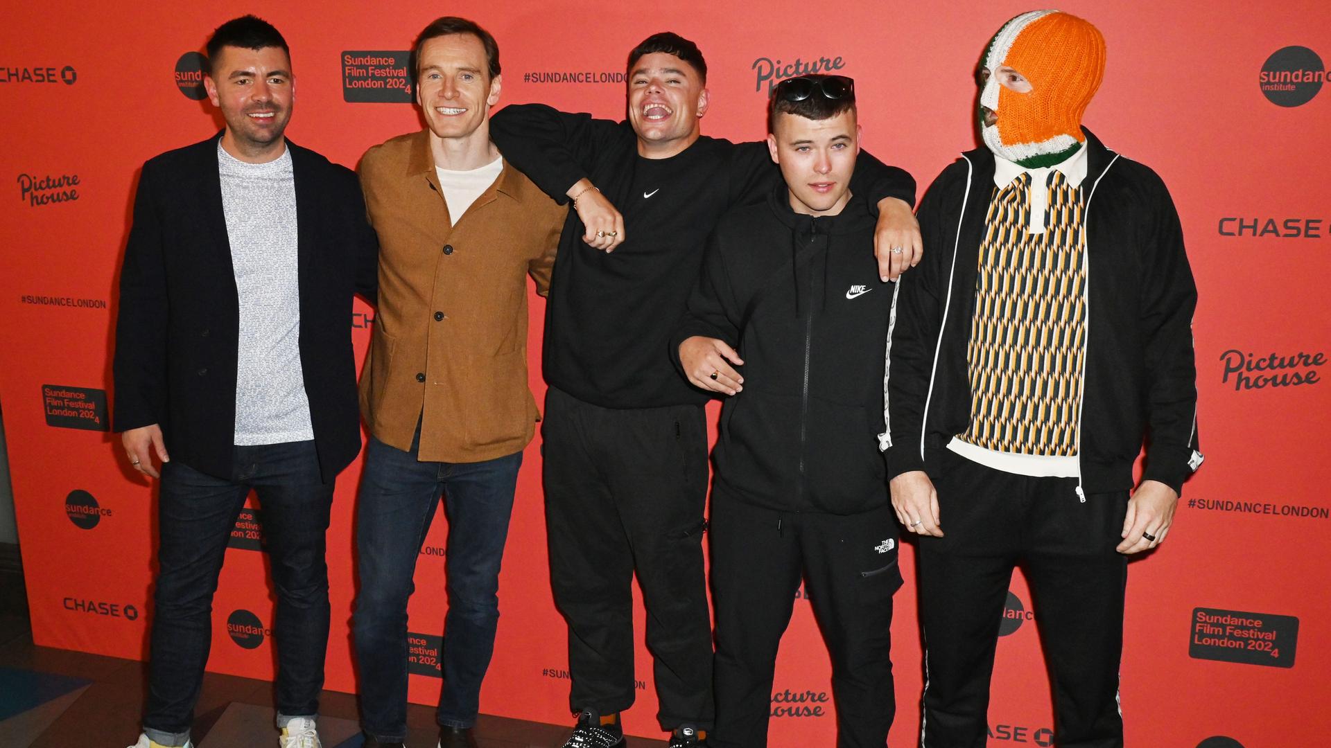 Von links nach rechts: Regisseur Rich Peppiatt, Oscarpreisträger Michael Fassbender und die Mitglieder der Band "Kneecap" Mo Chara, Moglai Bap und DJ Provai bei der britischen Premiere des Films "Kneecap" in London, England.