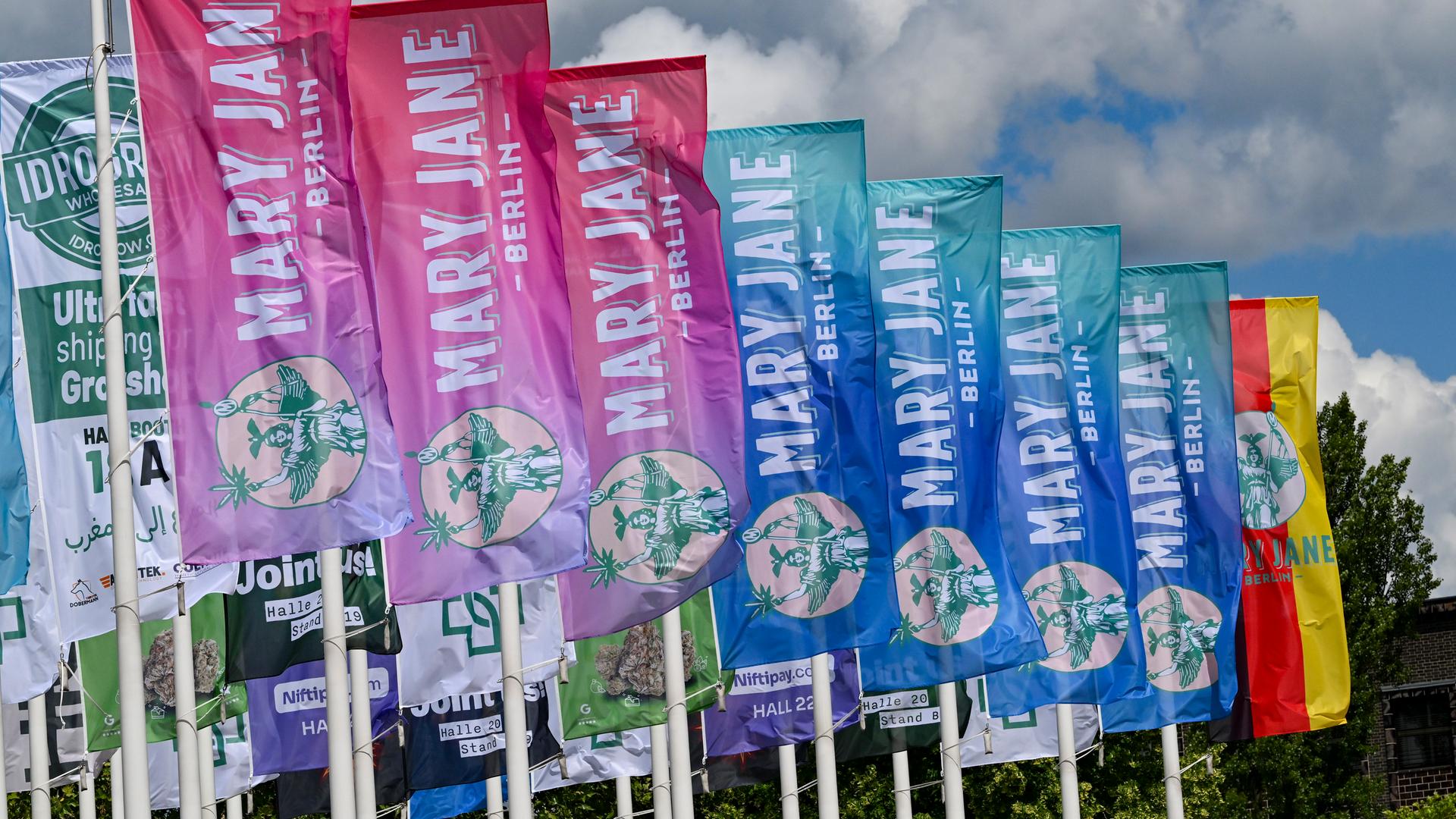 Berlin: Zahlreiche Fahnen wehen vor dem Messegelände Berlin anlässlich der Cannabis-Messe"Mary Jane". Berlin: Zahlreiche Fahnen wehen vor dem Messegelände Berlin anlässlich der Cannabis-Messe"Mary Jane".
