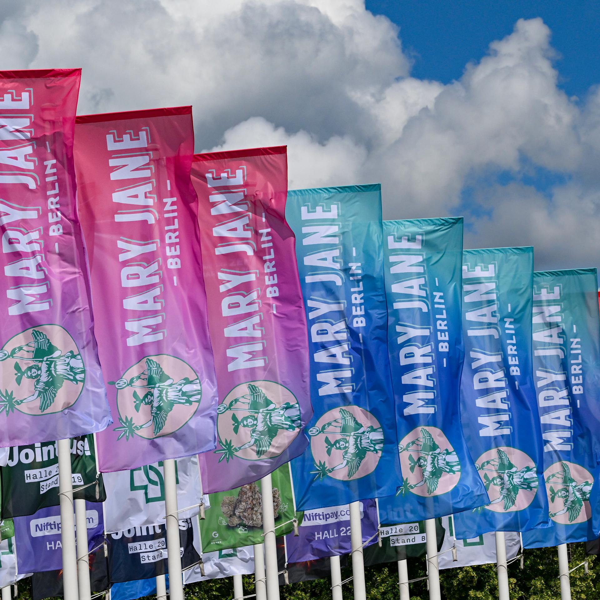 Berlin: Zahlreiche Fahnen wehen vor dem Messegelände Berlin anlässlich der Cannabis-Messe"Mary Jane Berlin". 
