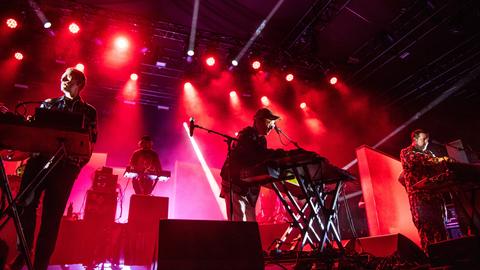 Owen Clarke (l.), Alexis Taylor und Joe Goddard von Hot Chip auf der Bühne beim Coachella-Festival