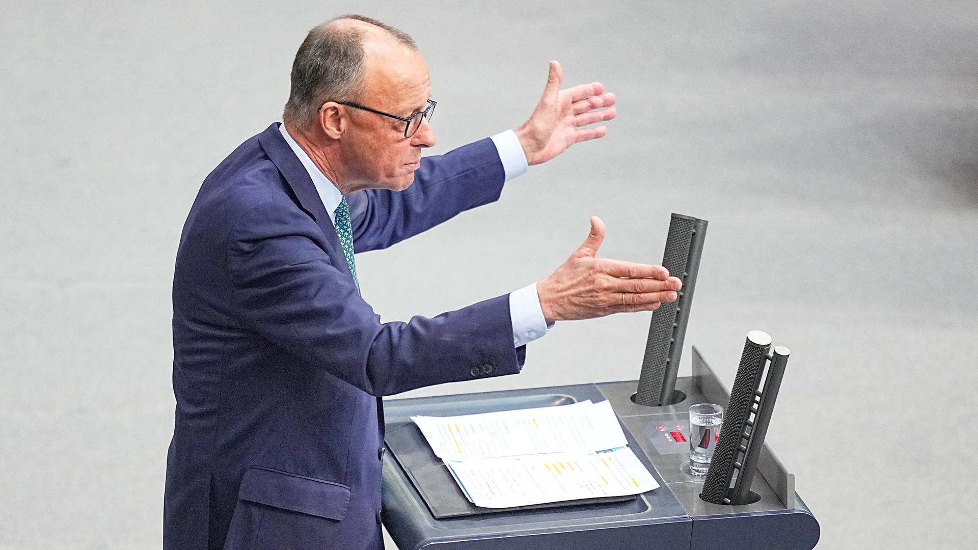 Friedrich Merz, Unions-Kanzlerkandidat und CDU-Bundesvorsitzender, spricht im Bundestag und gestikuliert. Friedrich Merz, Unions-Kanzlerkandidat und CDU-Bundesvorsitzender, spricht im Bundestag und gestikuliert.