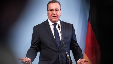 Berlin: Boris Pistorius, Verteidigungsminister, nimmt an der Pressekonferenz zur Entscheidung über die künftige Struktur der Bundeswehr teil.