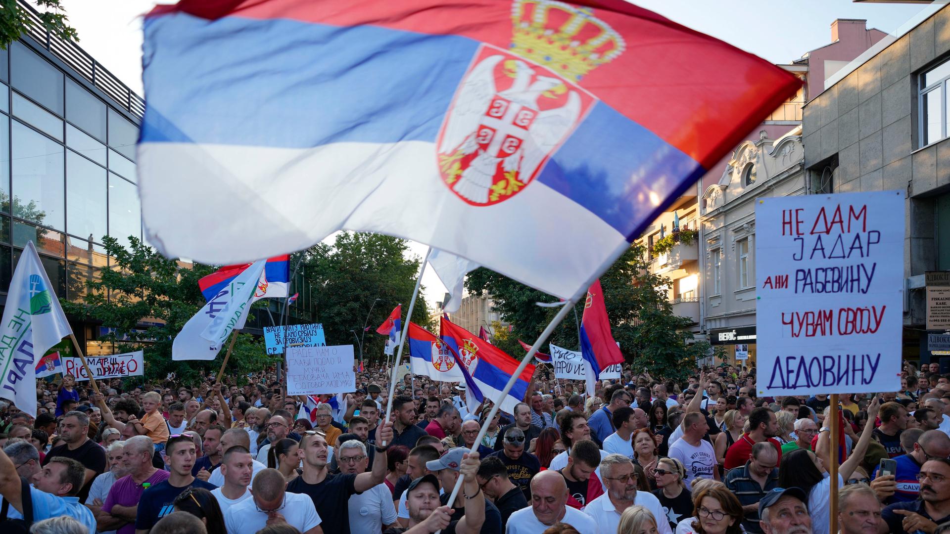 Serbien, Sabac: Menschen nehmen an einer Demonstration teil. Auf dem Schild rechts steht: "Ich gebe Jadar und Radjevina (Teile von Westserbien) nicht her, ich behalte mein Erbe." 