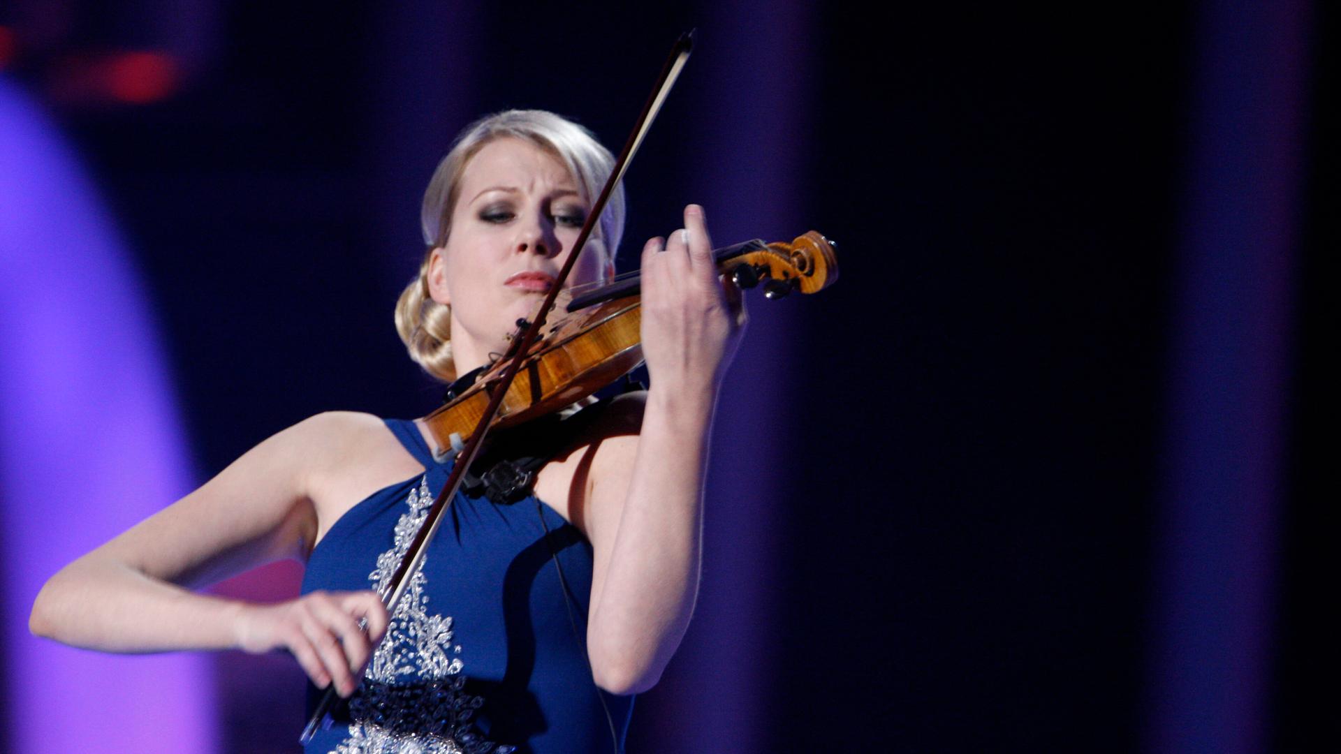 Die finnische Geigerin Elina Vähälä spielt konzentriert auf ihrem Instrument.