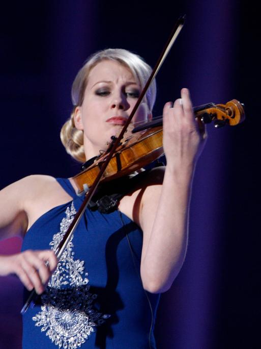 Die finnische Geigerin Elina Vähälä spielt konzentriert auf ihrem Instrument.