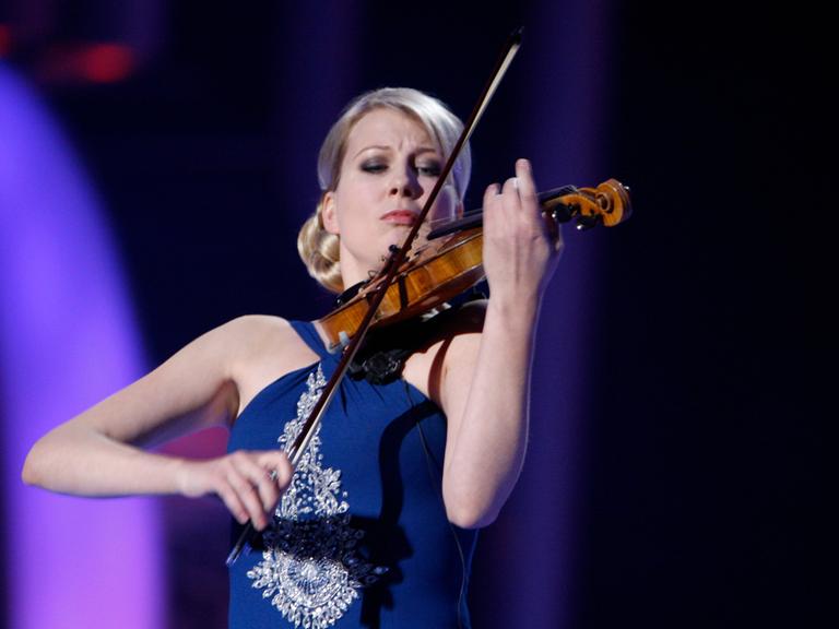 Die finnische Geigerin Elina Vähälä spielt konzentriert auf ihrem Instrument.