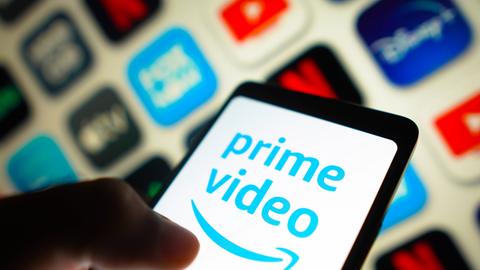 Ein Smartphone zeigt das Logo des Streaminganbieters Amazon Prime Video.