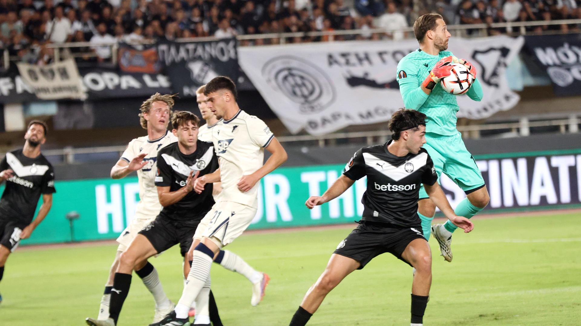 Hoffenheims Torhüter Oliver Baumann klärt den Ball während eines Fußballspiels der Europa-League-Vorrunde zwischen OFI und Hoffenheim