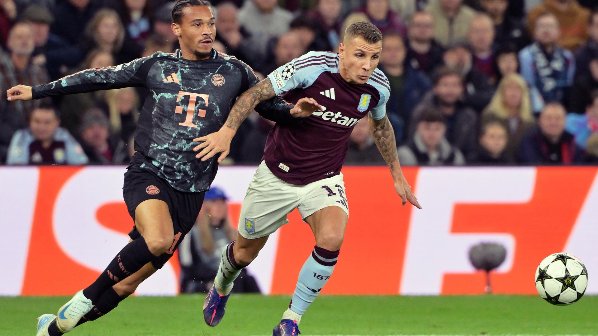 Aston Villa - Bayern München: Leroy Sané (l) und Lucas Digne kämpfen um den Ball. 