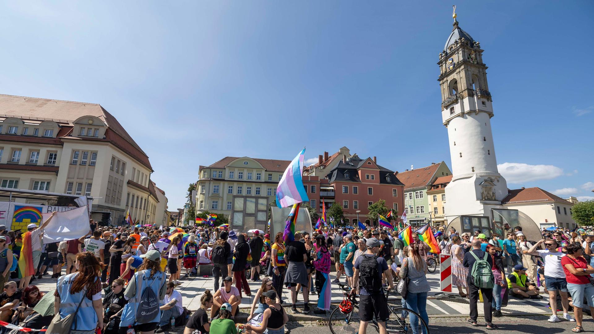 Der Demonstrationszug des 3. Christopher Street Day in Bautzen unter dem Motto „Die Würde des Menschen ist unantastbar. Auch in Bautzen!“ macht am Bautzner Reichenturm halt und feiert eine Kundgebung.
