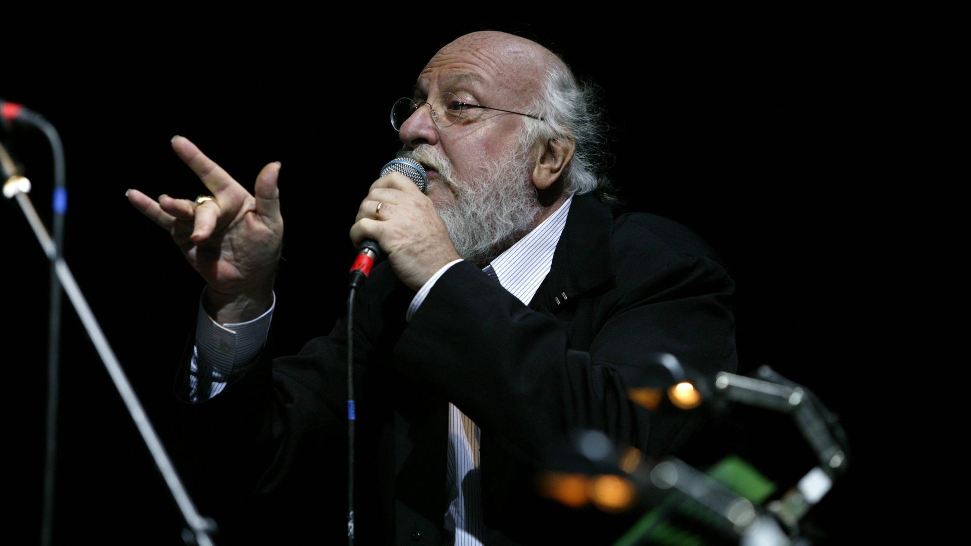 Das Bild aus dem Jahr 2010 zeigt Sänger Dionysis Savvopoulos während eines Auftritts.