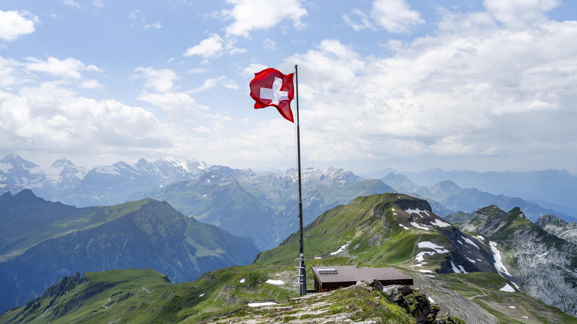 Schweizer Nationalflagge am Gipfel des Faulhorn, Bergpanorama, Berner Alpen, Berner Oberland, Schweiz
