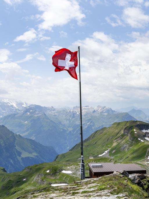 Schweizer Nationalflagge am Gipfel des Faulhorn, Bergpanorama, Berner Alpen, Berner Oberland, Schweiz Schweizer Nationalflagge am Gipfel des Faulhorn, Bergpanorama, Berner Alpen, Berner Oberland, Schweiz