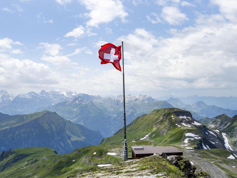 Schweizer Nationalflagge am Gipfel des Faulhorn, Bergpanorama, Berner Alpen, Berner Oberland, Schweiz Schweizer Nationalflagge am Gipfel des Faulhorn, Bergpanorama, Berner Alpen, Berner Oberland, Schweiz