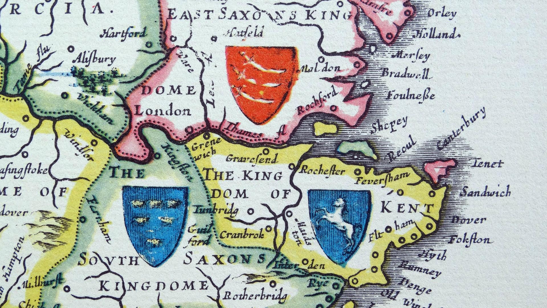 Karte mit Schilden von Sussex, Kent und Essex aus der Heptarchie; ein Sammelname für die angelsächsischen Königreiche in Süd-, Ost- und Mittelengland während der Spätantike und des frühen Mittelalters Karte mit Schilden von Sussex, Kent und Essex aus der Heptarchie; ein Sammelname für die angelsächsischen Königreiche in Süd-, Ost- und Mittelengland während der Spätantike und des frühen Mittelalters