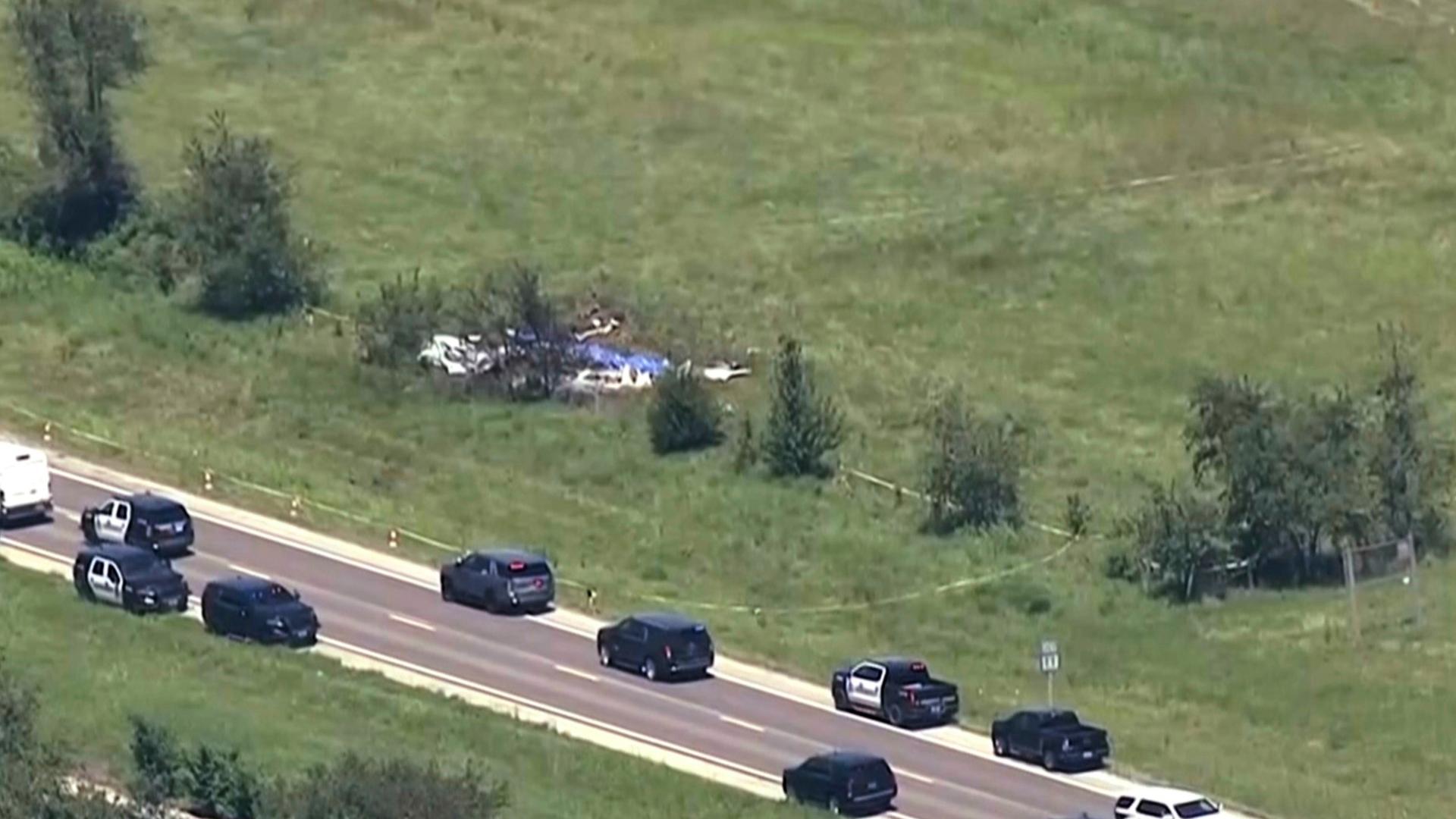 An einer Straße im US-Bundesstaat Missouri stehen mehrere Polizeiwagen. Auf einem Feld liegt ein abgestürztes Kleinflugzeug. An einer Straße im US-Bundesstaat Missouri stehen mehrere Polizeiwagen. Auf einem Feld liegt ein abgestürztes Kleinflugzeug.