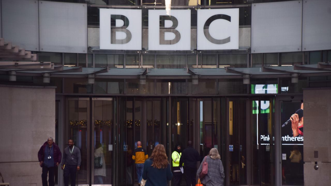 Vor dem Eingang des Broadcasting House, dem Hauptsitz der BBC in London, sind Menschen zu sehen.
