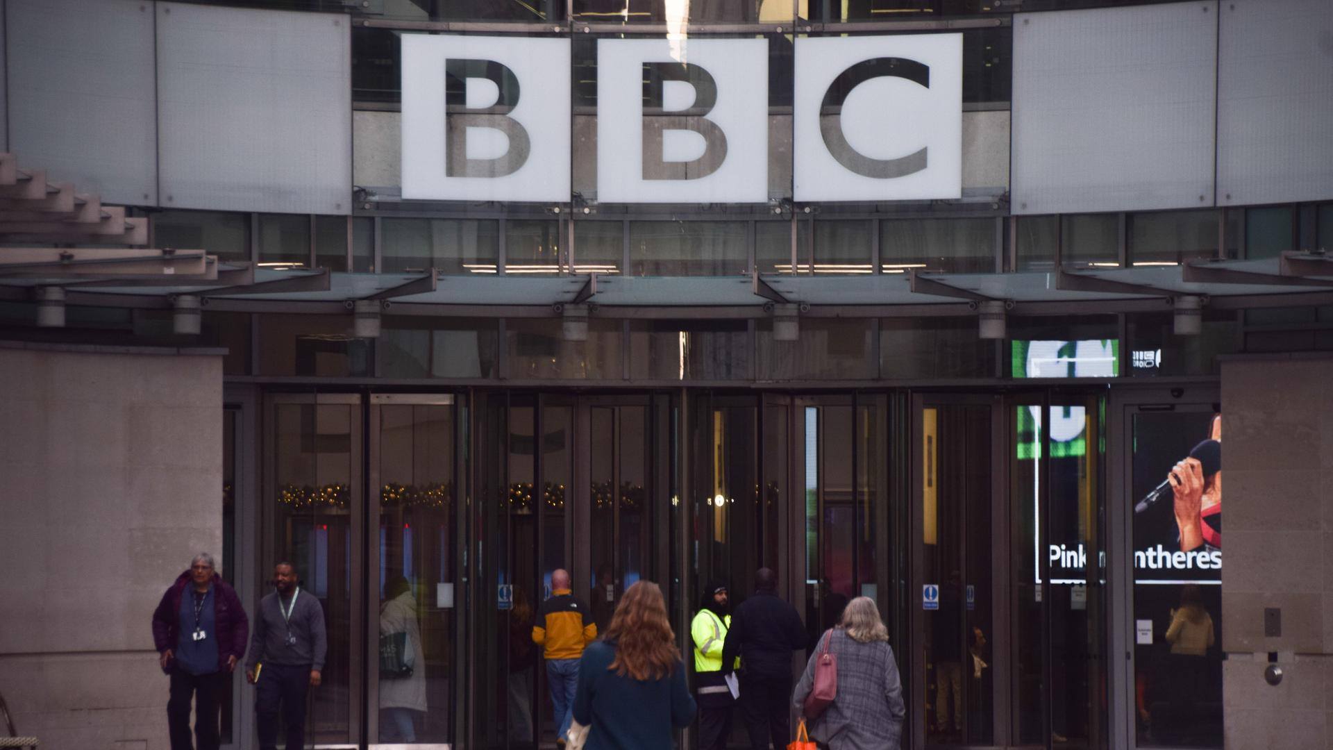 Vor dem Eingang des Broadcasting House, dem Hauptsitz der BBC in London, sind Menschen zu sehen.
Vor dem Eingang des Broadcasting House, dem Hauptsitz der BBC in London, sind Menschen zu sehen.