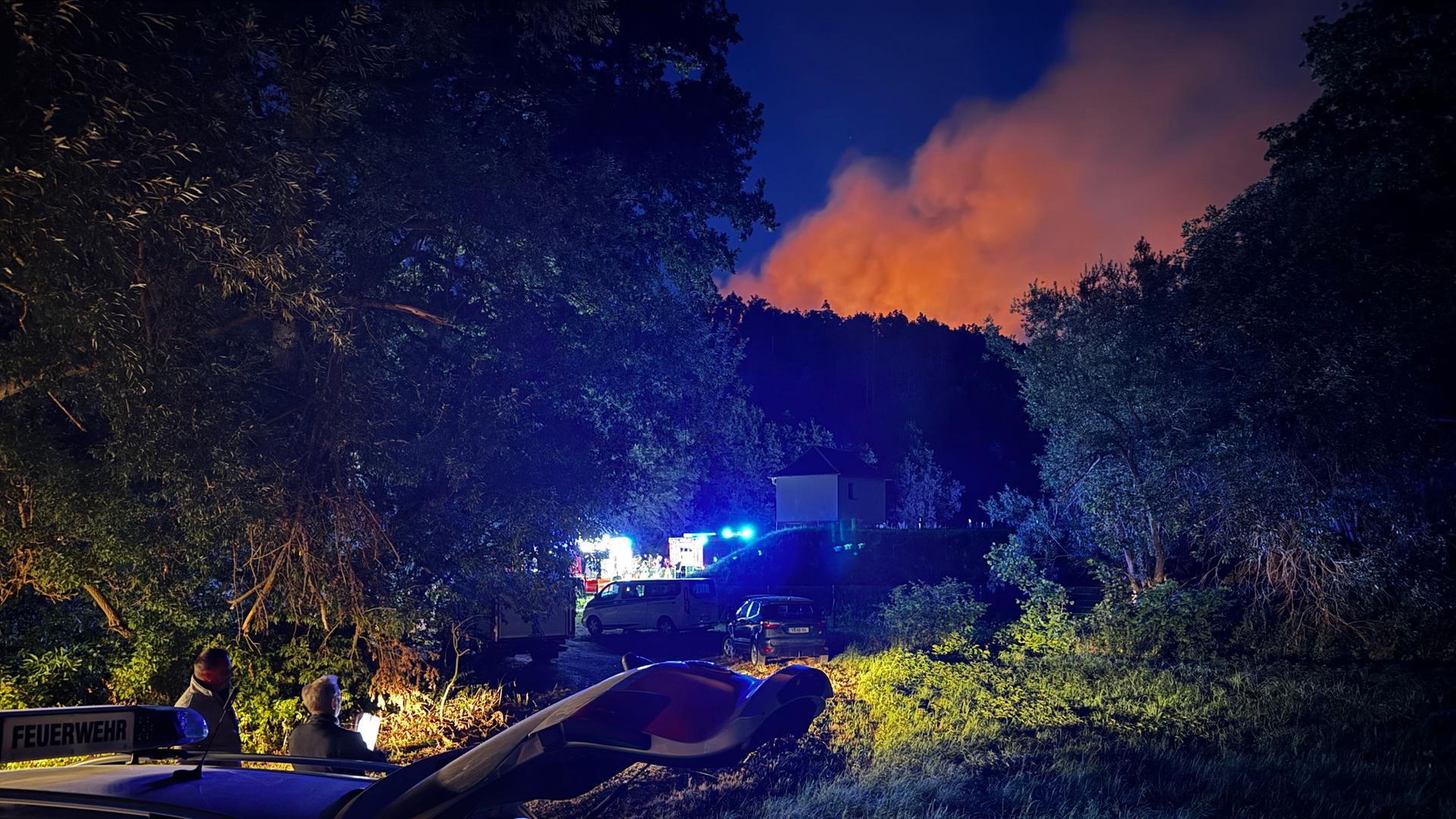 In einem Waldgebiet nahe Plauen sorgt ein Feuer für dichten Rauch. In einem Waldgebiet nahe Plauen sorgt ein Feuer für dichten Rauch.