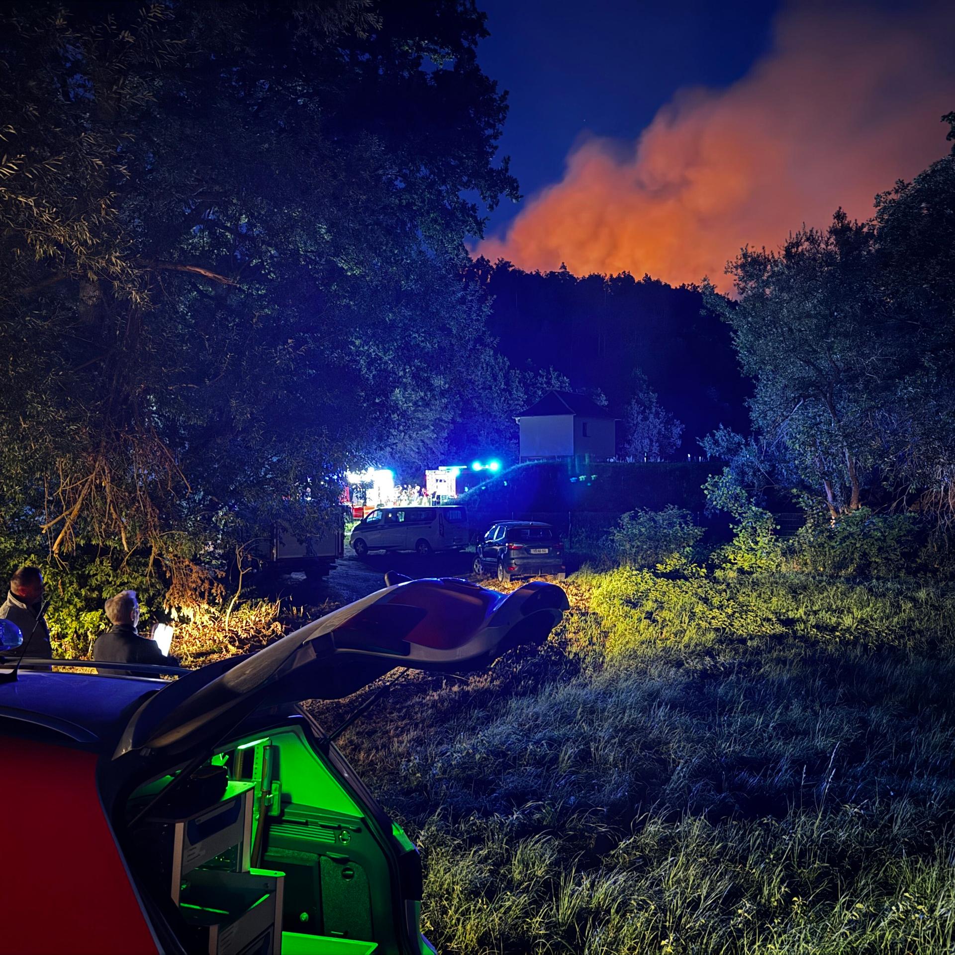 In einem Waldgebiet nahe Plauen sorgt ein Feuer für dichten Rauch.