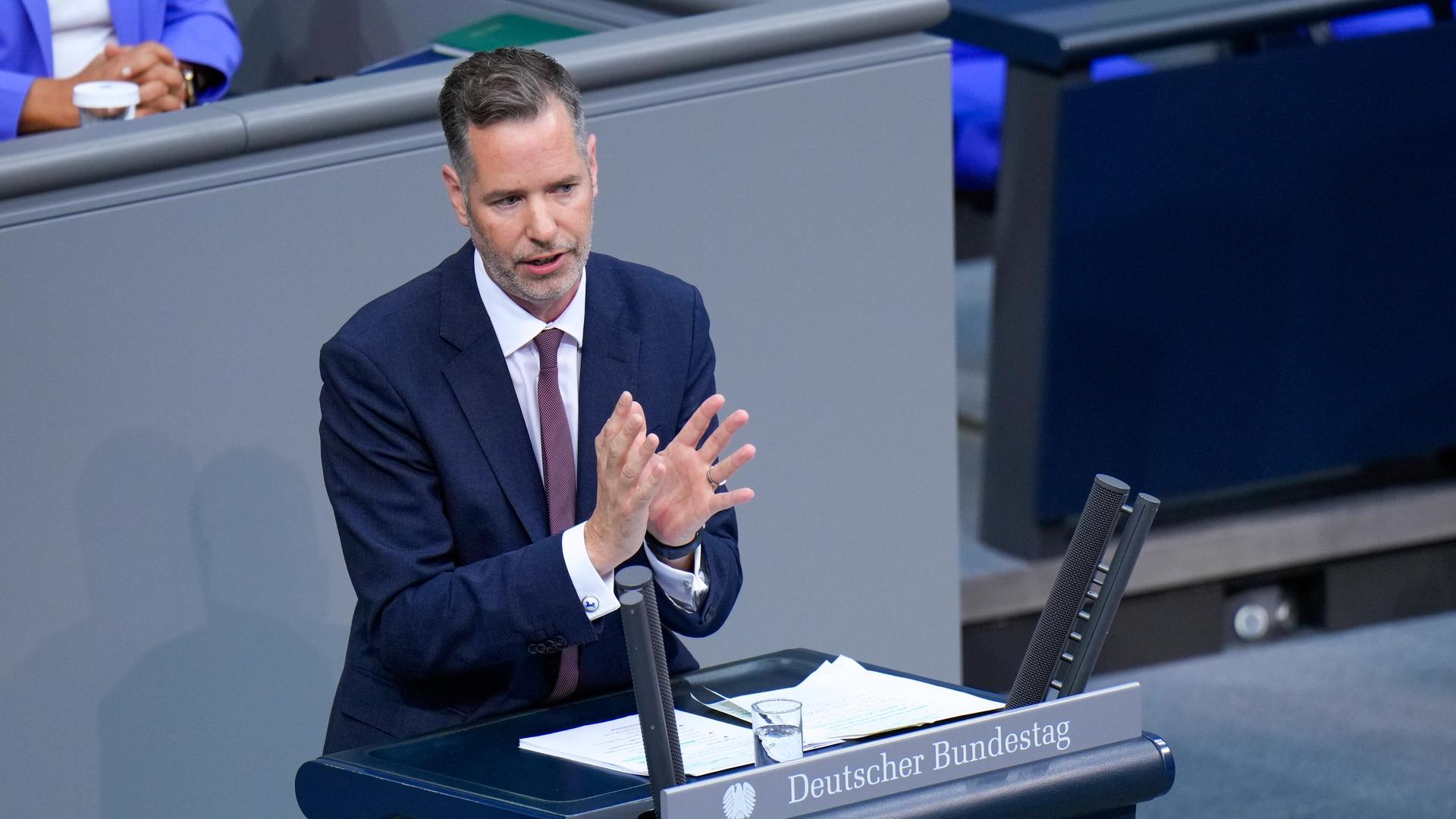 Christian Dürr von der FDP steht in Berlin im Deutschen Bundestag am Rednerpult.