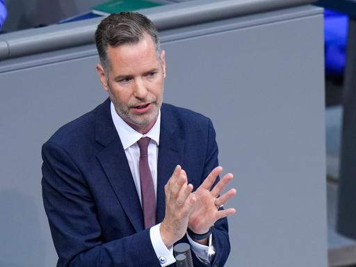 Christian Dürr von der FDP steht in Berlin im Deutschen Bundestag am Rednerpult.