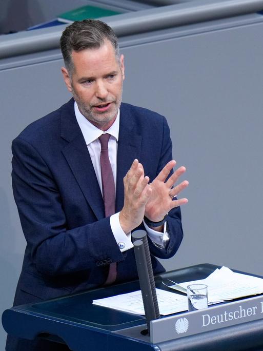 Christian Dürr von der FDP steht in Berlin im Deutschen Bundestag am Rednerpult.