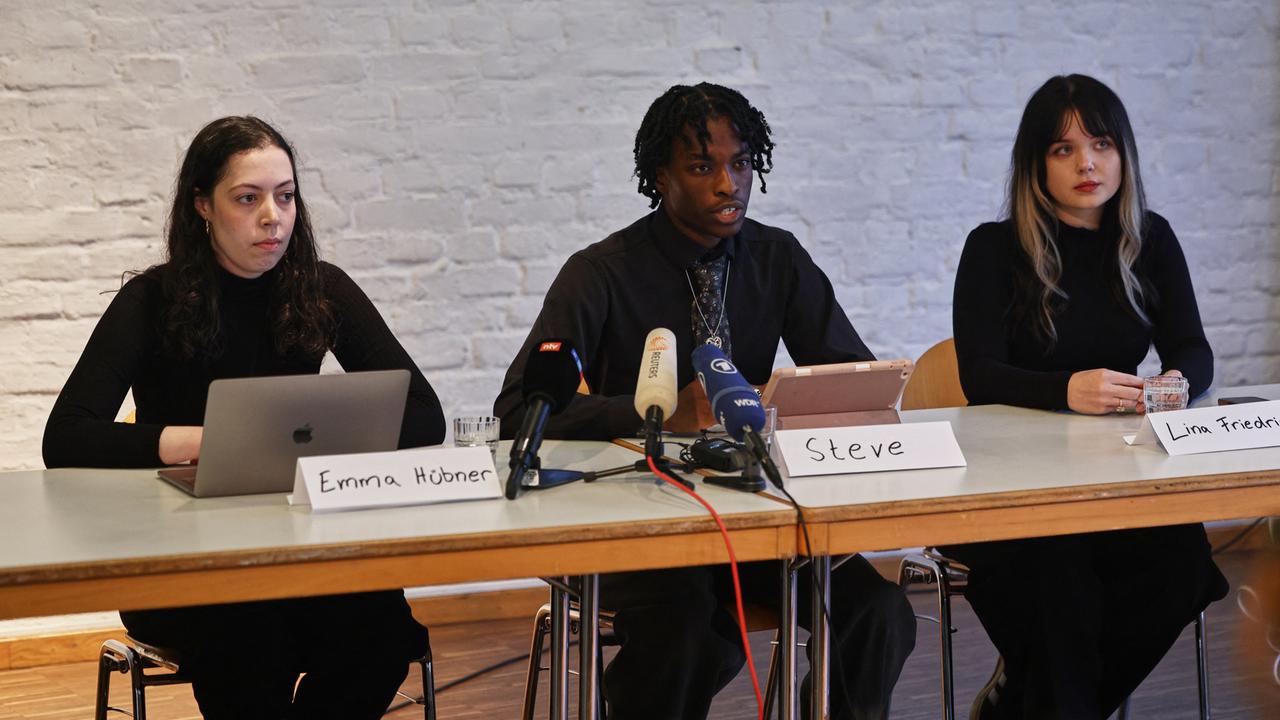 Emma Hübner, Steve und Lina Friedrich (v.li.), Organisatoren der Initiative "Gen Z regelt", sprechen auf einer Pressekonferenz vor den bundesweiten Demonstrationen am Samstag (31.10.). Sie sitzen an einem Tisch vor Mikrofonen. Emma Hübner, Steve und Lina Friedrich (v.li.), Organisatoren der Initiative "Gen Z regelt", sprechen auf einer Pressekonferenz vor den bundesweiten Demonstrationen am Samstag (31.10.). Sie sitzen an einem Tisch vor Mikrofonen.