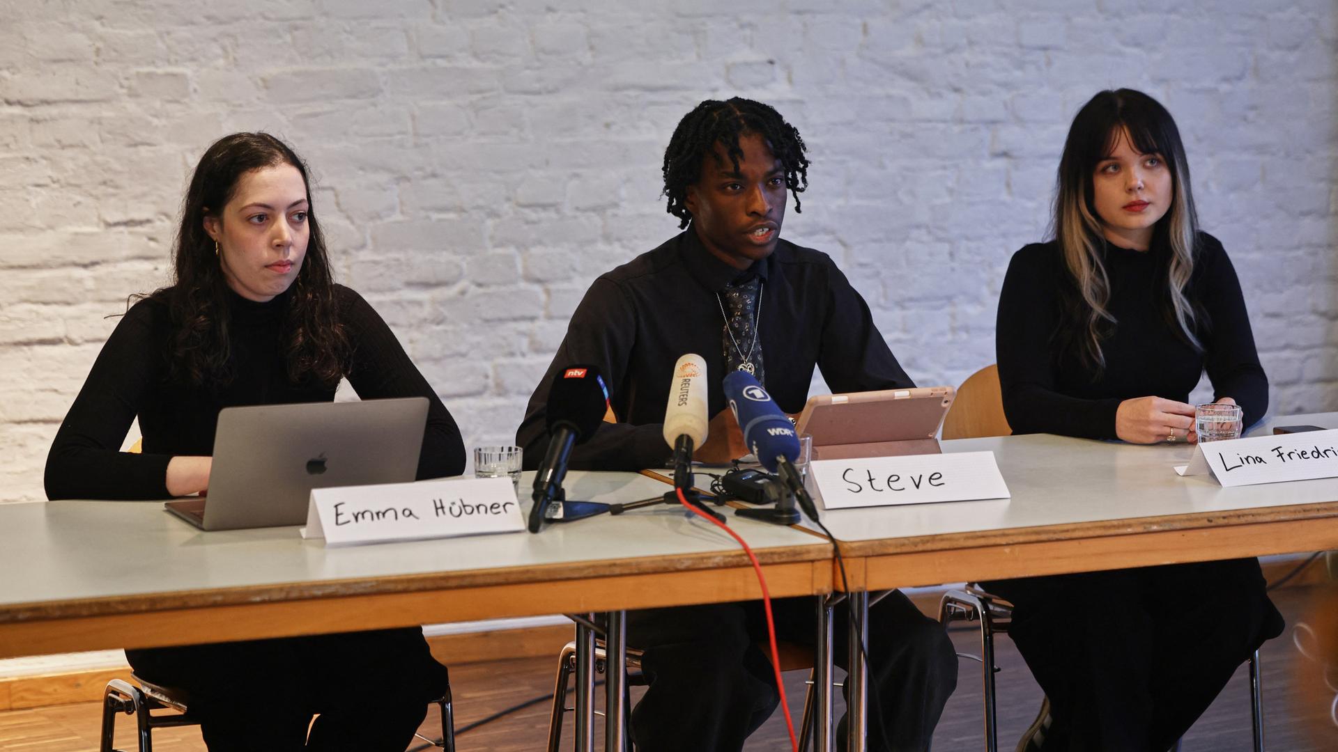 Emma Hübner, Steve und Lina Friedrich (v.li.), Organisatoren der Initiative "Gen Z regelt", sprechen auf einer Pressekonferenz vor den bundesweiten Demonstrationen am Samstag (31.10.). Sie sitzen an einem Tisch vor Mikrofonen. Emma Hübner, Steve und Lina Friedrich (v.li.), Organisatoren der Initiative "Gen Z regelt", sprechen auf einer Pressekonferenz vor den bundesweiten Demonstrationen am Samstag (31.10.). Sie sitzen an einem Tisch vor Mikrofonen.