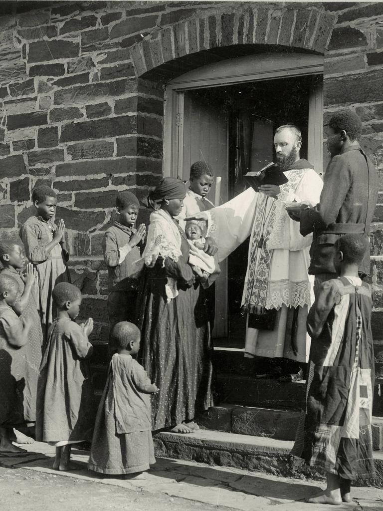 In der Missionsstation Maria Trost des Klosters Mariannhill in Südafrika tauft ein Priester 1912 ein afrikanisches Kind. 