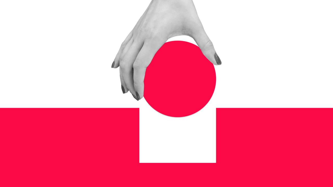 Eine Frauenhand hält einen roten Kreis und versucht, ihn in eine quadratische Aussparung einzusetzen.