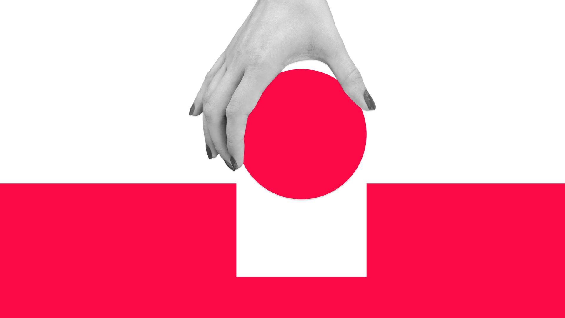 Eine Frauenhand hält einen roten Kreis und versucht, ihn in eine quadratische Aussparung einzusetzen.