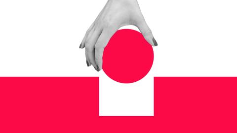 Eine Frauenhand hält einen roten Kreis und versucht, ihn in eine quadratische Aussparung einzusetzen.