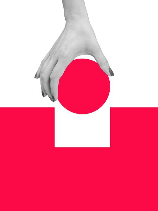 Eine Frauenhand hält einen roten Kreis und versucht, ihn in eine quadratische Aussparung einzusetzen.