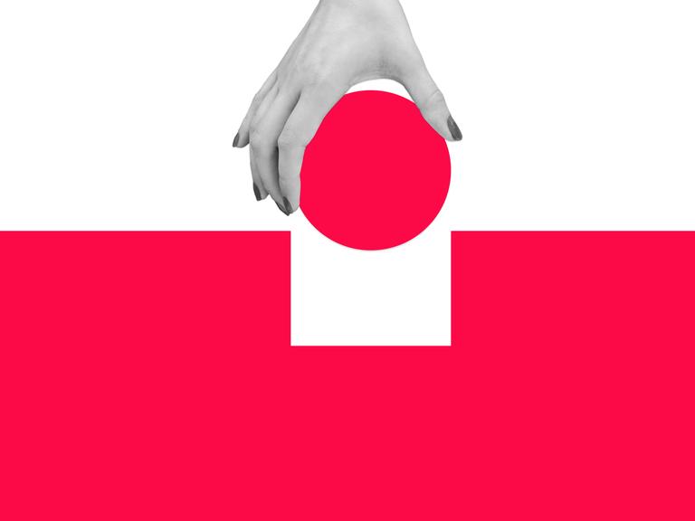 Eine Frauenhand hält einen roten Kreis und versucht, ihn in eine quadratische Aussparung einzusetzen.