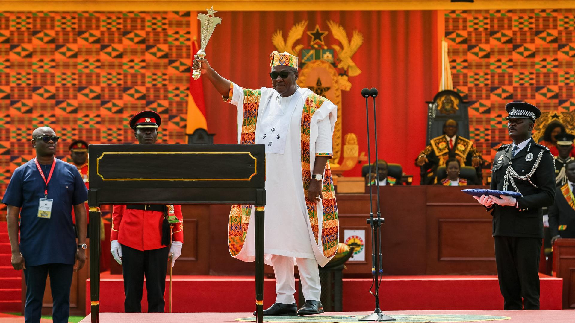 Das Foto zeigt Ghanas neuen Präsidenten John Mahama. Er trägt ein weißes Gewand und ist gerade vereidigt worden.