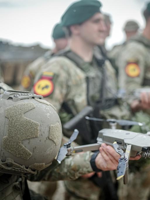 Soldaten der litauischen Armee halten am Abschlusstag der Nato-Übung Quadriga 2024 Drohnen in den Händen. 