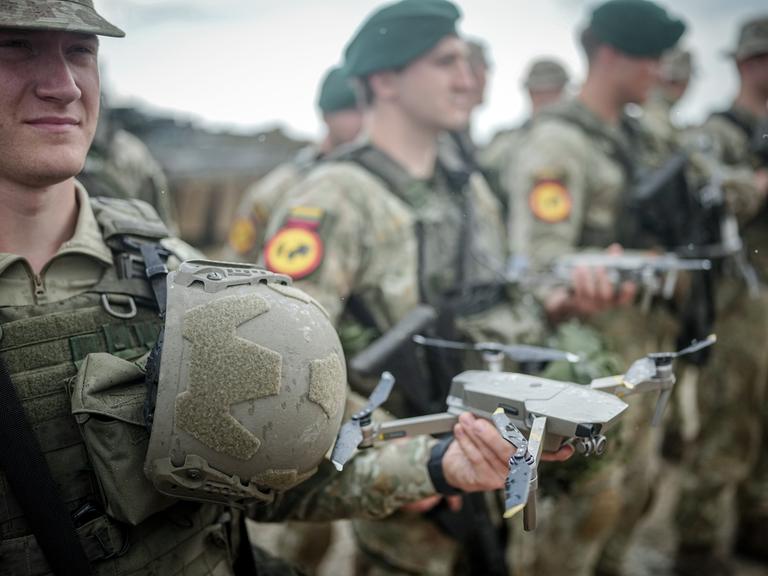 Soldaten der litauischen Armee halten am Abschlusstag der Nato-Übung Quadriga 2024 Drohnen in den Händen. 