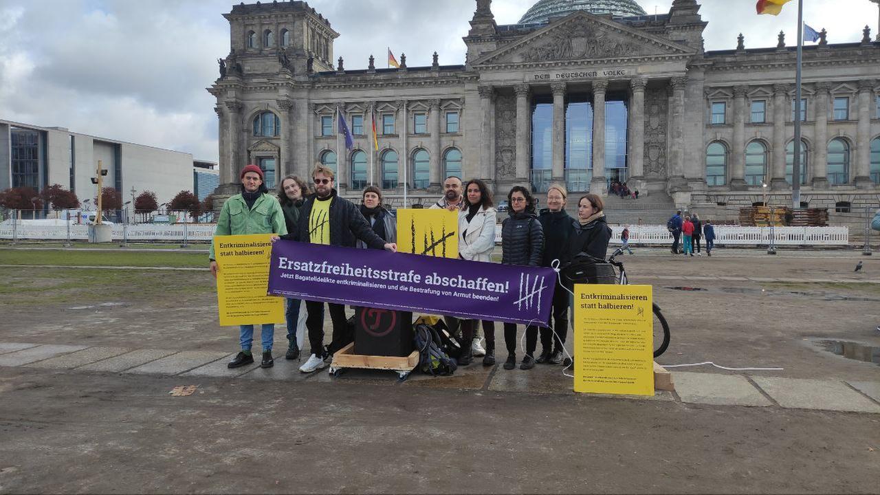 Protestierende vor dem Bundestag mit der Forderung "Ersaztfreiheitsstrafe abschaffen!"