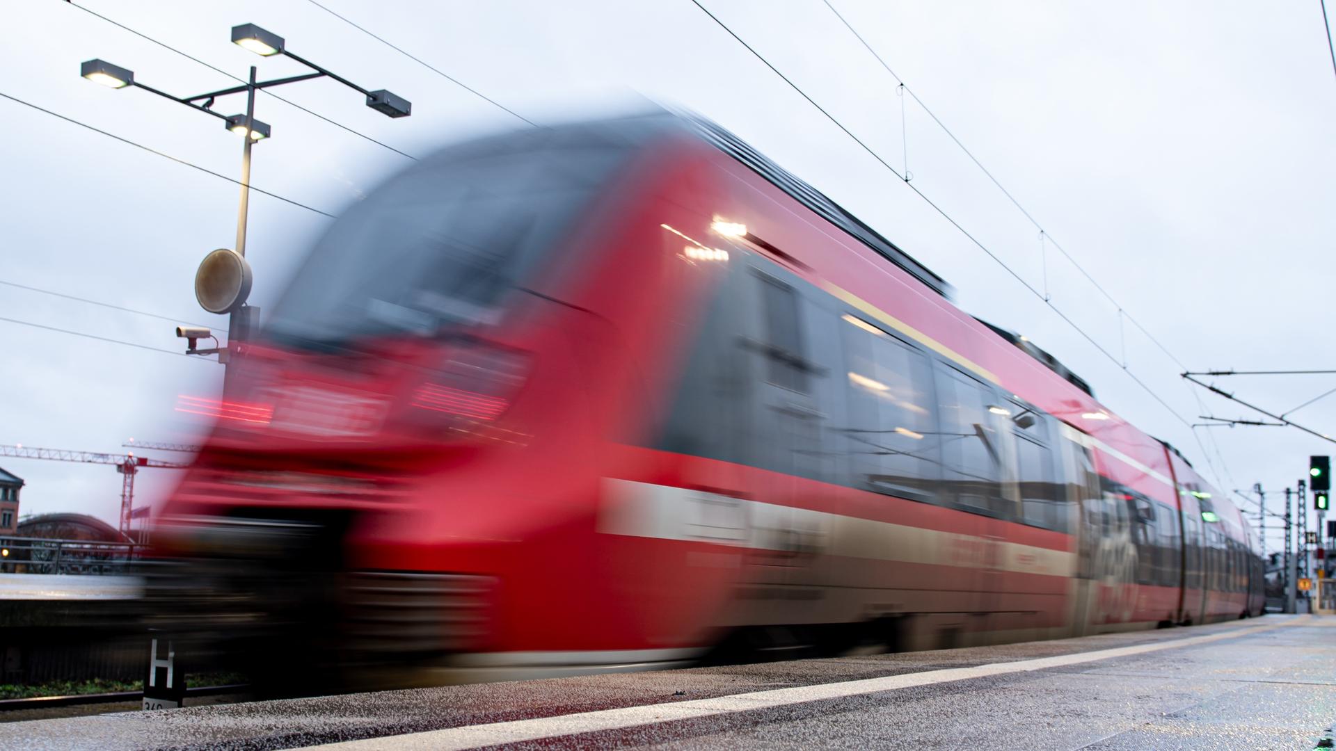 Ein Zug der Deutschen Bahn fährt aus dem Hauptbahnhof Berlin.