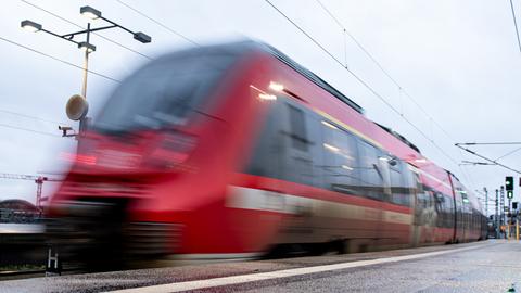 Ein Zug der Deutschen Bahn fährt aus dem Hauptbahnhof Berlin.