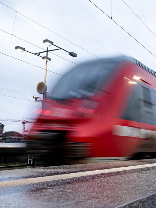 Ein Zug der Deutschen Bahn fährt aus dem Hauptbahnhof Berlin.