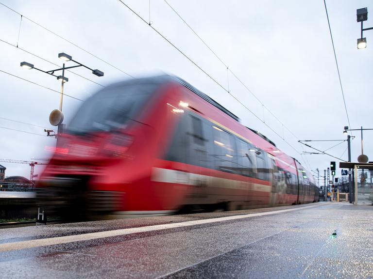 Ein Zug der Deutschen Bahn fährt aus dem Hauptbahnhof Berlin.