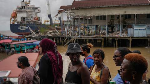Menschen warten auf dem Stabroek Markt in Georgetown, Guyana